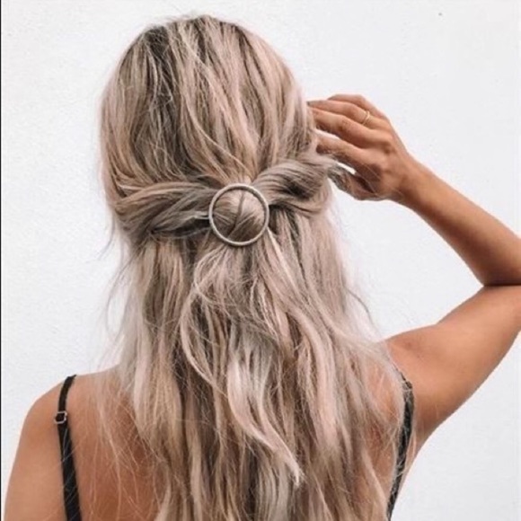 "Ring Around the Rosy" Minimalist Circle Clip - Picture 3 of 15